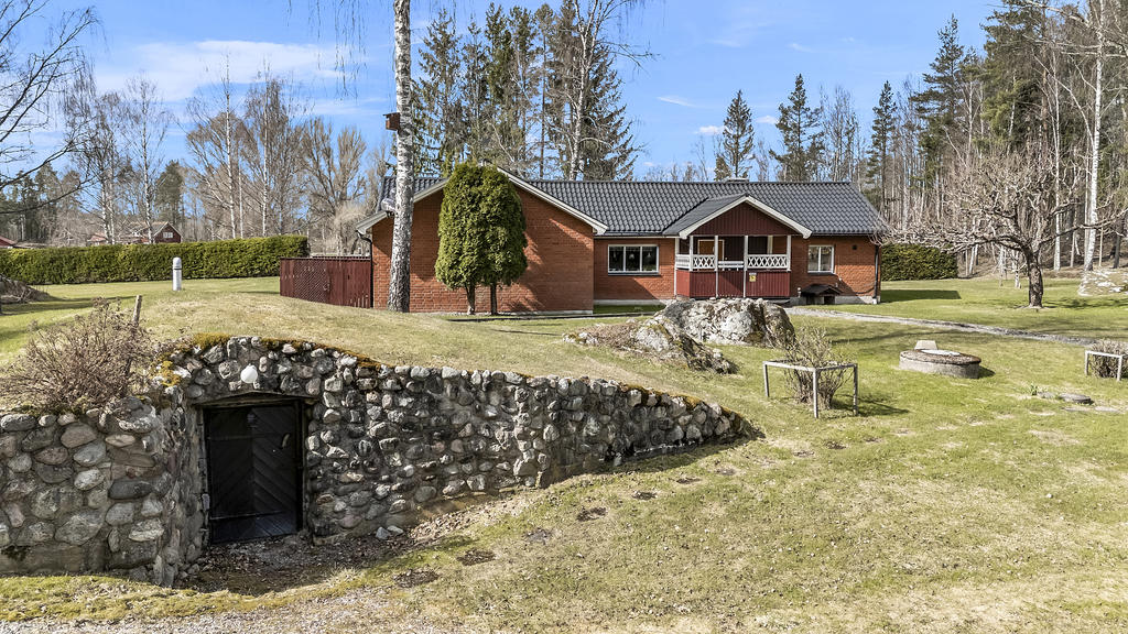 Baksidan med jordkällare