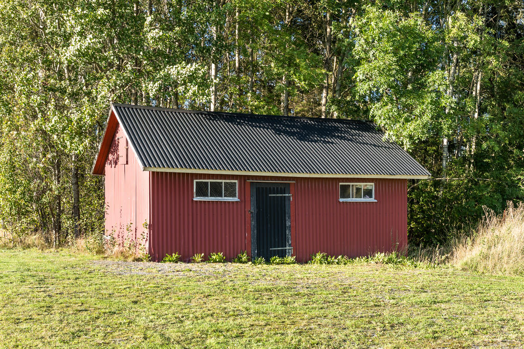Uthus med plats för redskap och tillbehör.
