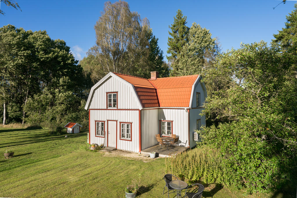 Varmt välkommen till Lerhult 1. Ett charmigt 1½-plans hus lantligt beläget i rofylld miljö cirka 15 km från centrala Mellerud.