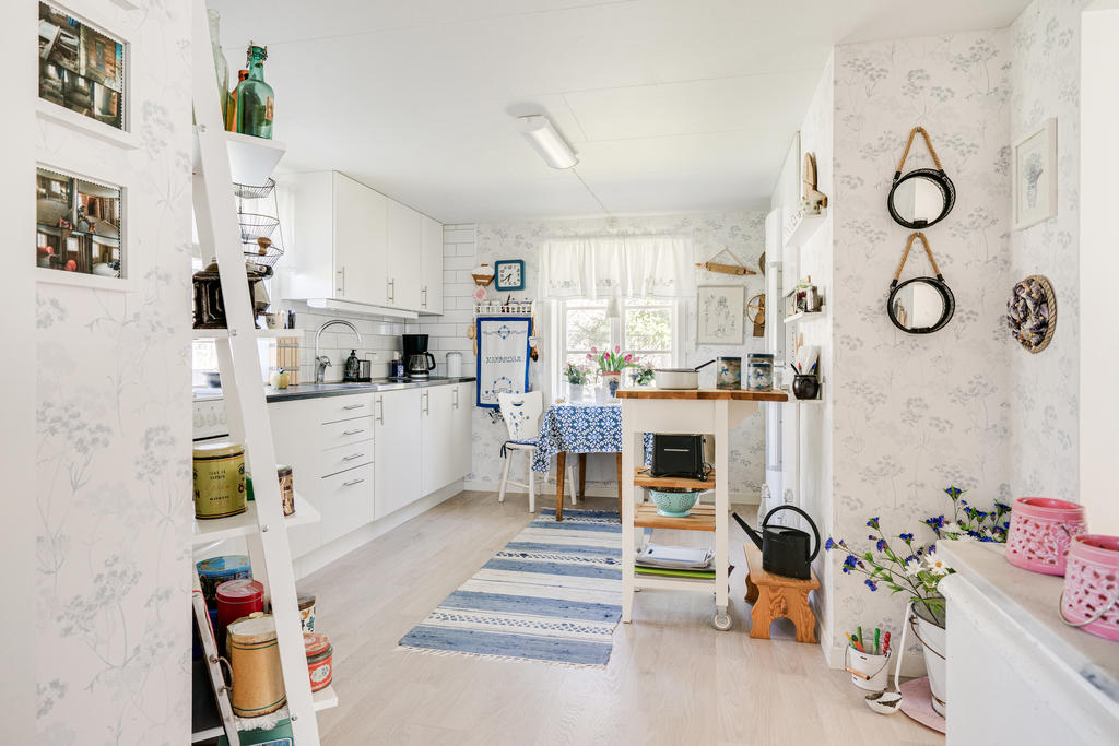 Funktionellt kök med plats för matgrupp.