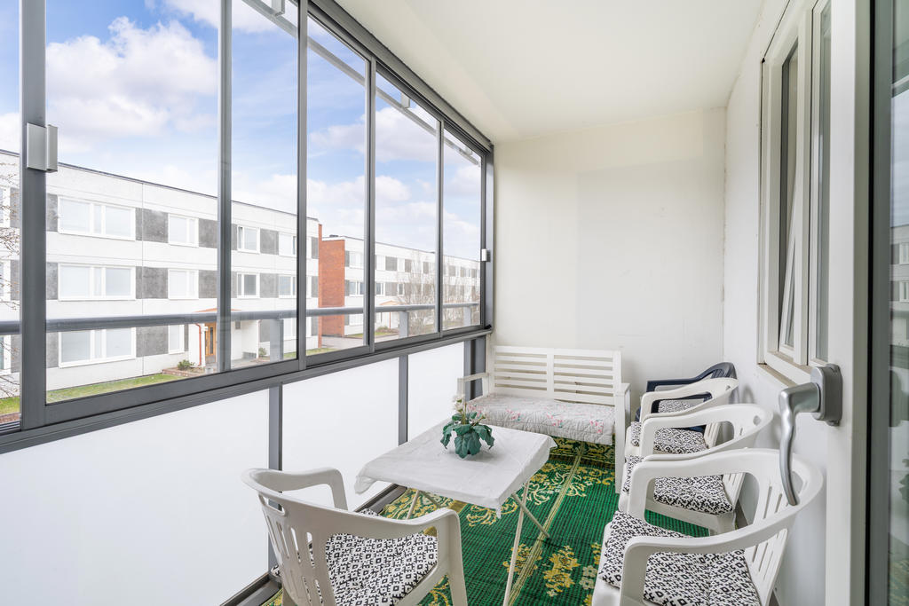 Stor inglasad balkong mot den härliga innergården.