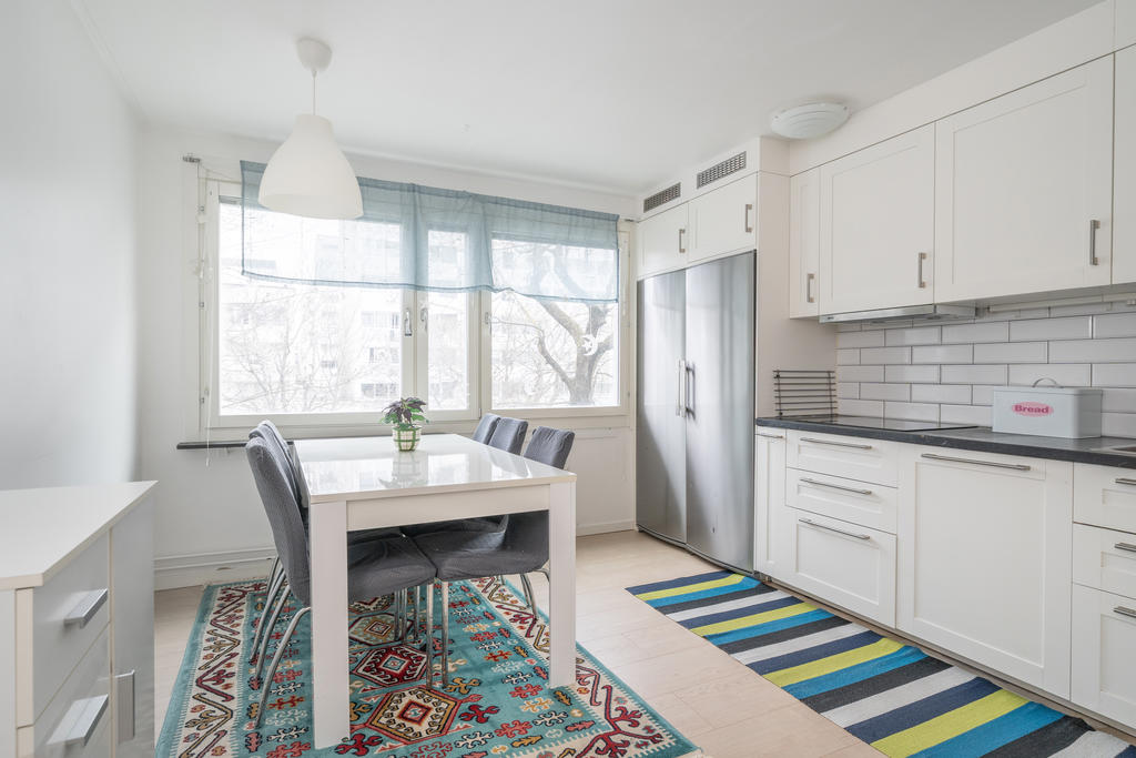 Vackert kök med härlig utsikt över småbutikerna utanför längs vägen.