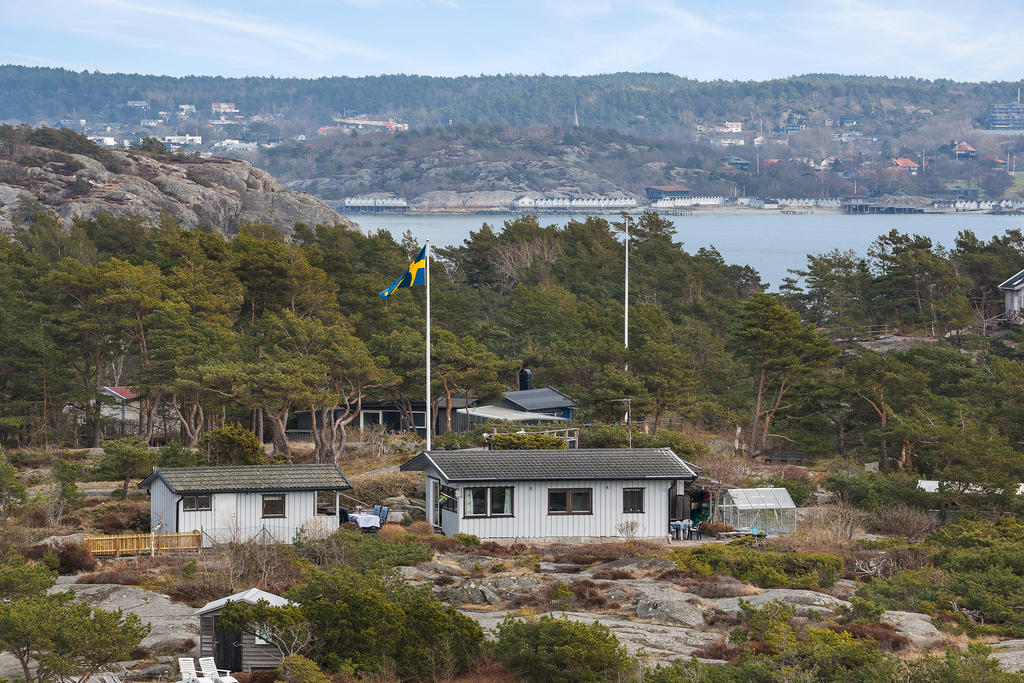 Runstensvägen 12 B består av en storstuga med kök, vardagsrum och sovrum, en komplementbyggnad med sovrum och badrum, växthus samt förråd.