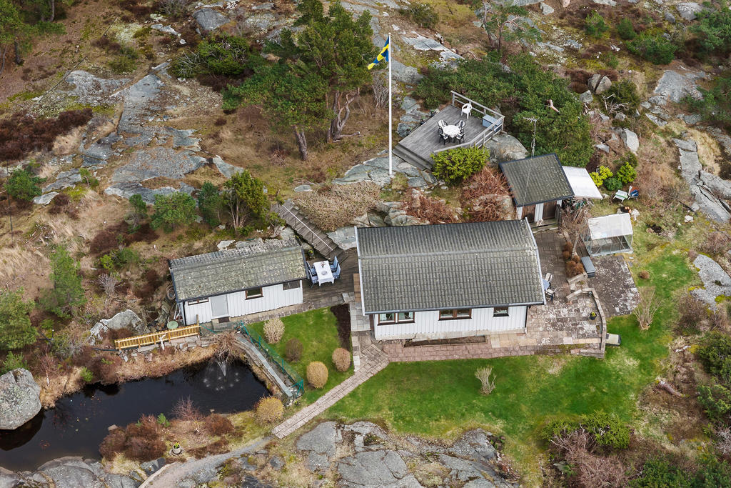Överlagsbild. Gränserna för tomten är flytande och allemansrätten gäller. Klipphällarna har bildat en liten damm dör guldfiskarna simmar året om (pump finns) 