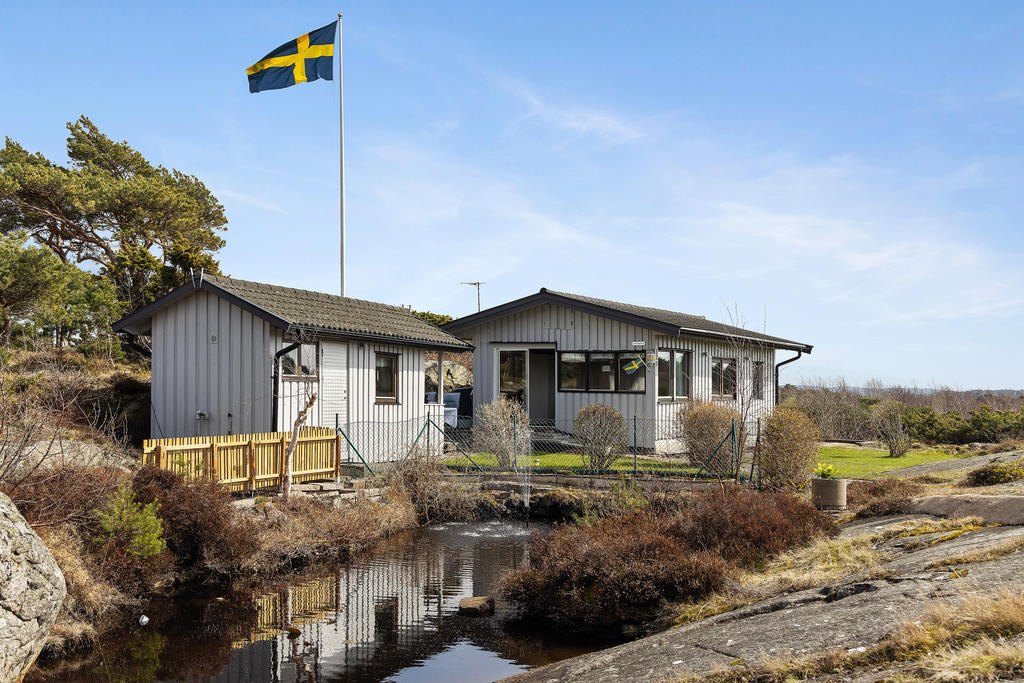 Välkomnande vy med fontän och  hissad flagga