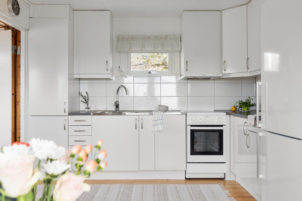 Via uterummet kommer ni in i köket. Ljust och fräscht