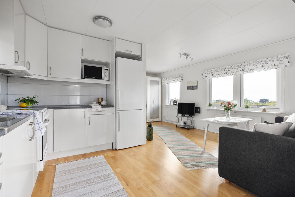 Öppen planlösning i vinkel. Matplats i det inglasade uterummet, men det finns plats för matbord även på insidan