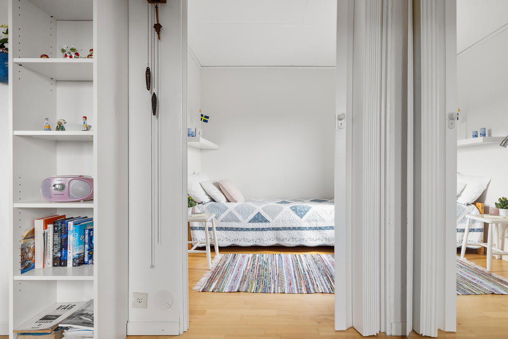 Skjutdörr skiljer sovrum från vardagsrum