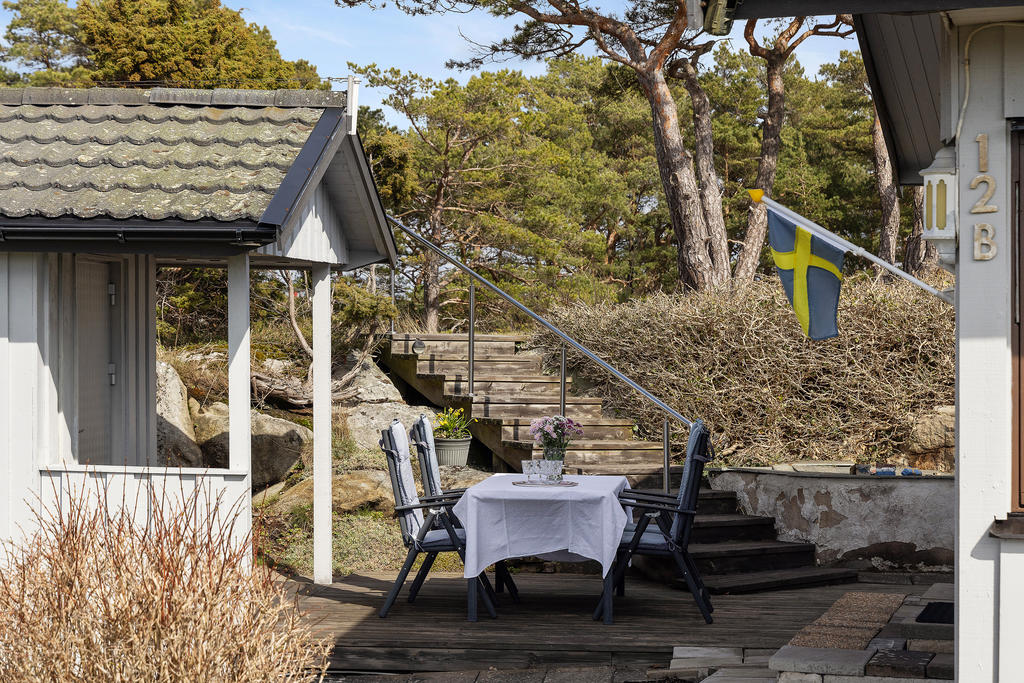 Uteplats och trappa upp till ytterligare terass