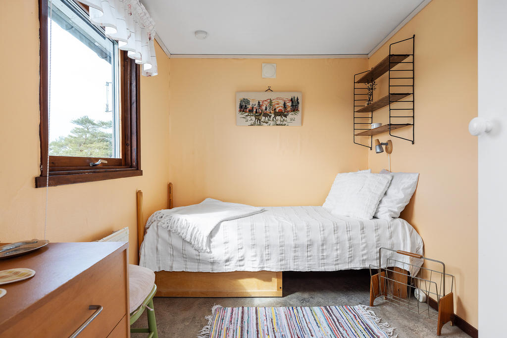 Sovrum/gästrum i komplementhuset. Eller varför inte göra om till bastu?