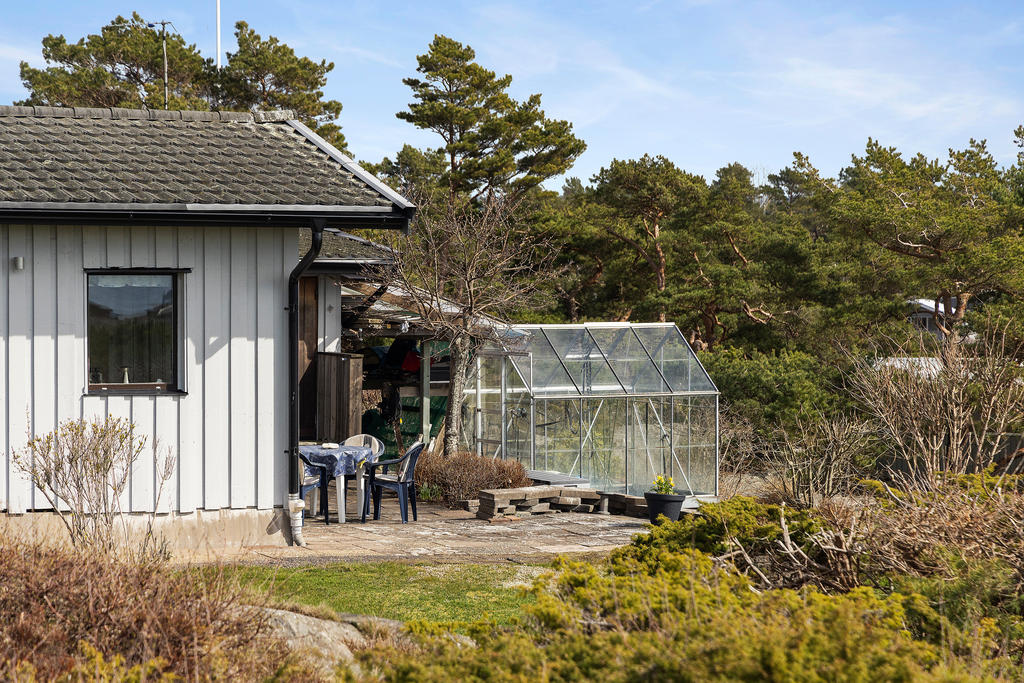 Här finns också växthus och förråd. Stenlagd altan samt plan gräsmatta
