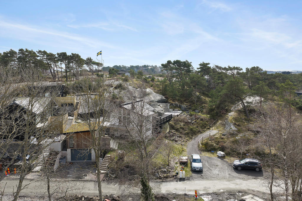 Parkering för 2-3 bilar finns längst med Runstensvägen. Se flaggstången för navigering. 
Här parkerar ni tryggt då det krävs fjärrkontroll till den annars låsta grinden för att köra in med bil.
