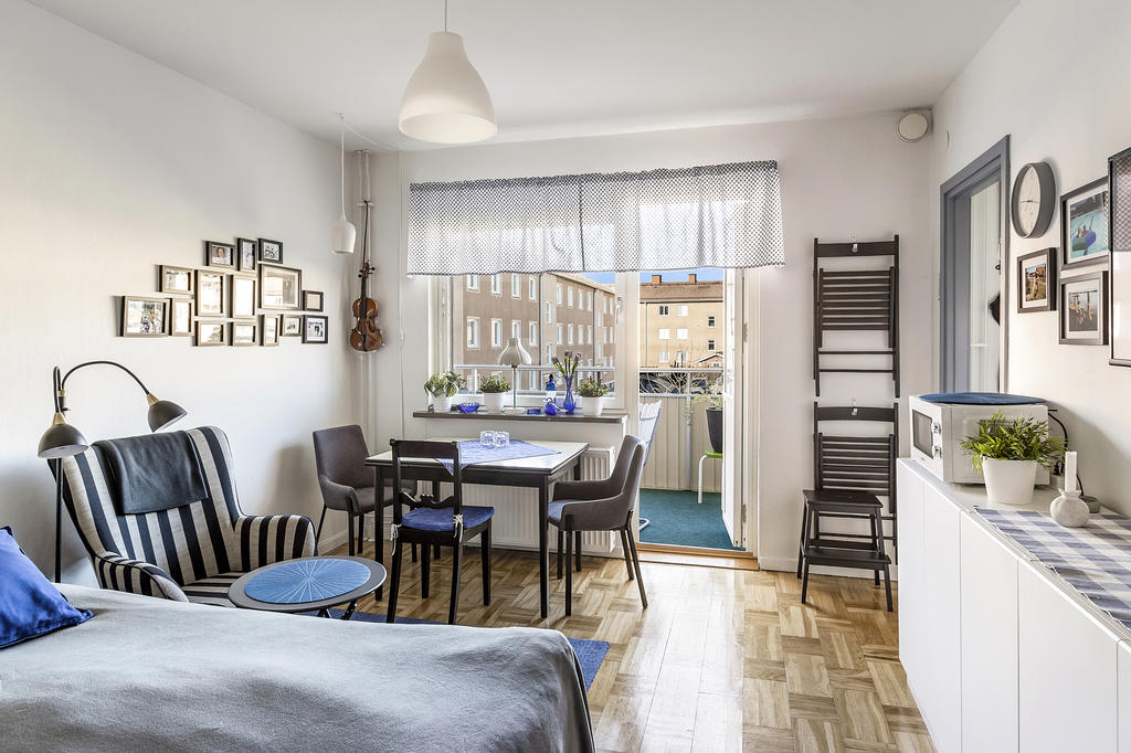 Matplats och utgång till balkong