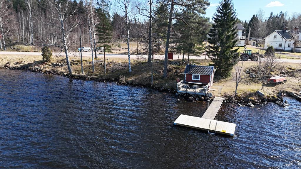 Vedeldad bastu och badplats, där fastigheten har en medlems plats.