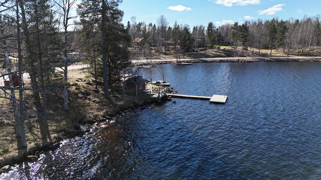 Vedeldad bastu och badplats, där fastigheten har en medlems plats.