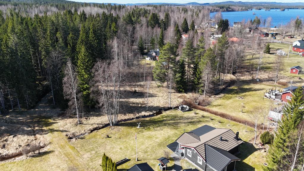 Drönarbild med sjön Grycken i bakgrunden där fastigheten ingår i bastuföreningen.