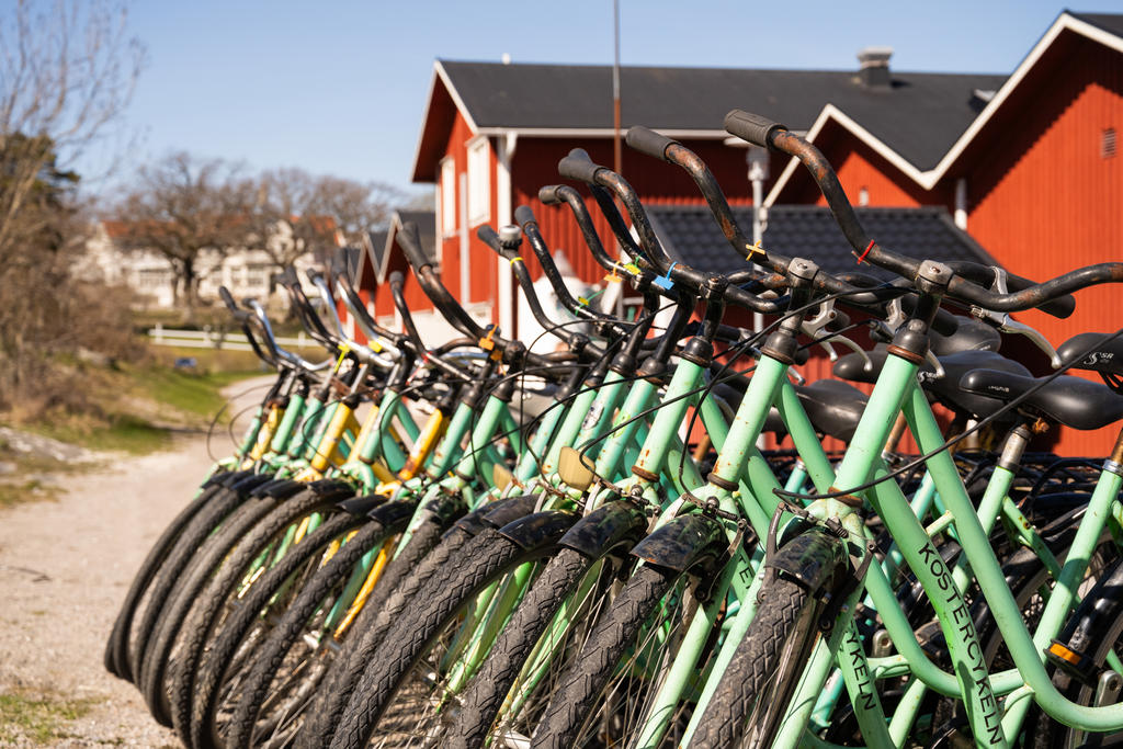 Man hyr gärna e cykel och tar sig runt på ön.