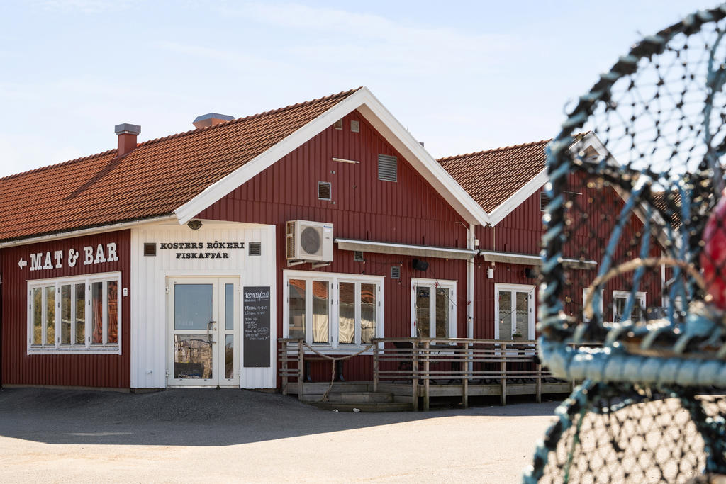 Kosters rökeri! 
Mitt på ön finns en matvaruaffär