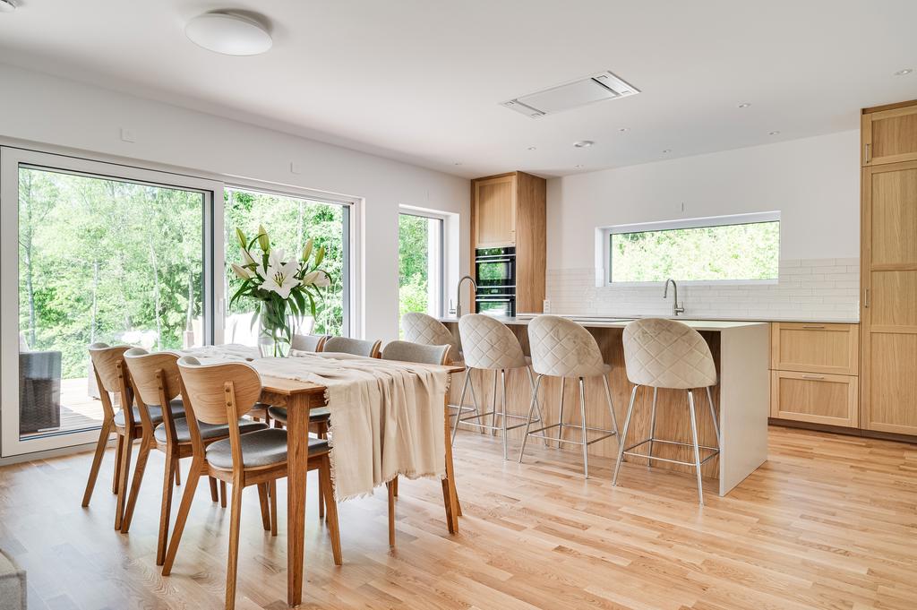 Kök och vardagsrum i öppen planlösning