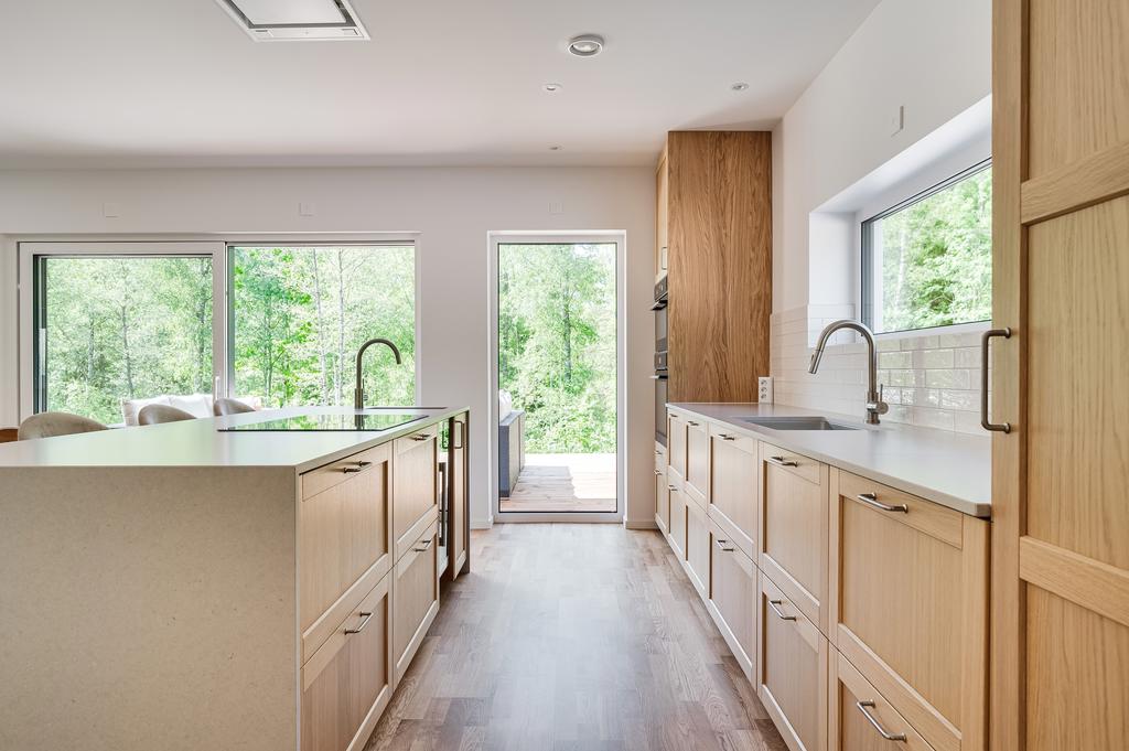 Stilrent kök med gott om förvaring och arbetsytor