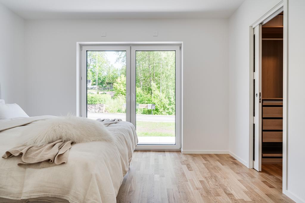 Master bedroom med walk in closet