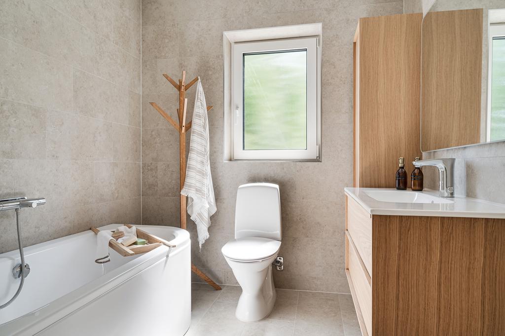 Helkaklat badrum med badkar