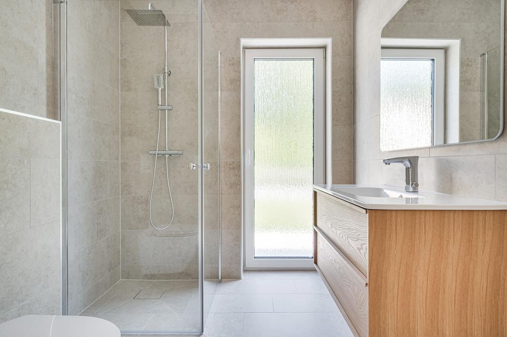 Helkaklat badrum med dusch