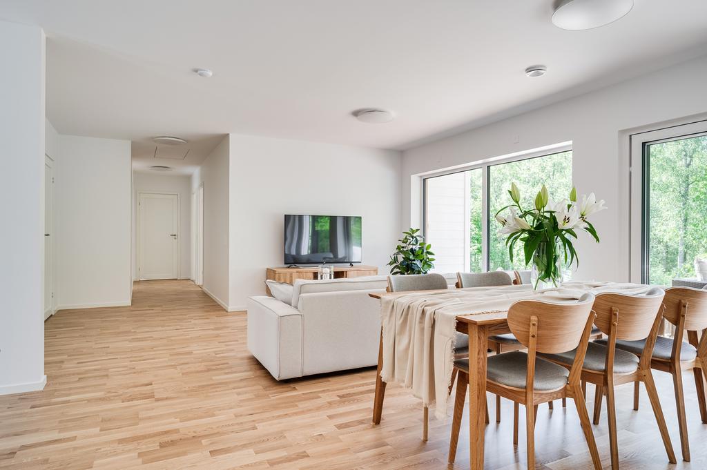 Den öppna planlösningen mellan kök, matplats och vardagsrum skapar en fantastisk sällskapsyta 