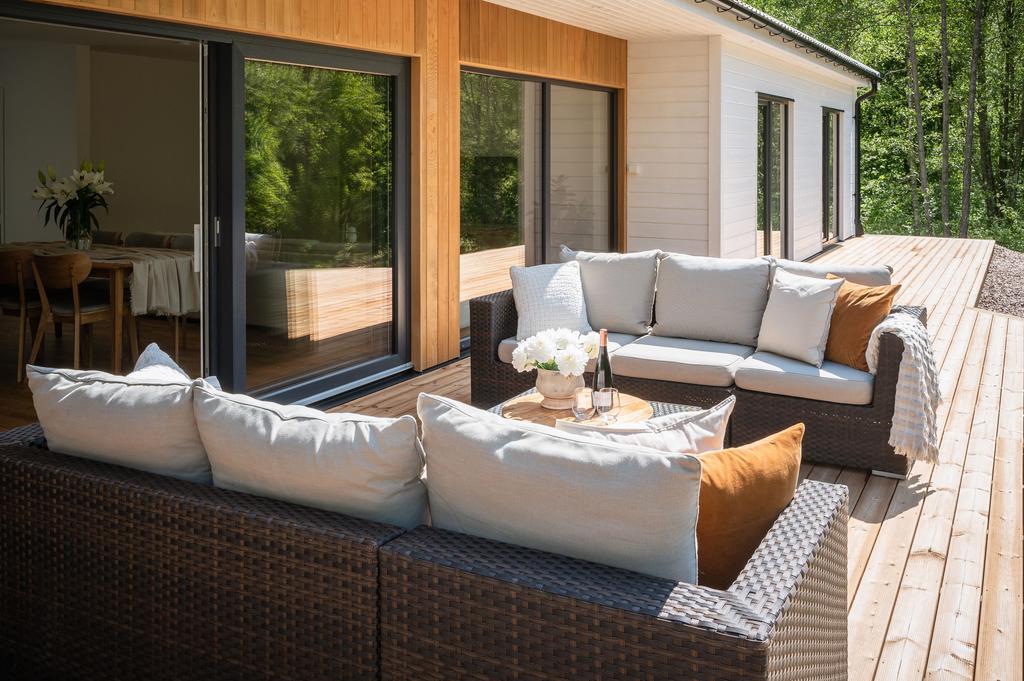 Uteplats i anslutning till vardagsrum och kök