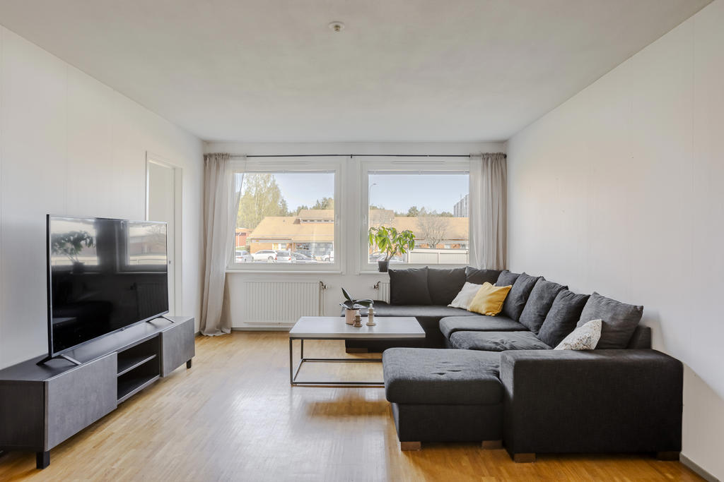 Här finns plats för soffgrupp, tv-lösning och matbord för den som önskar