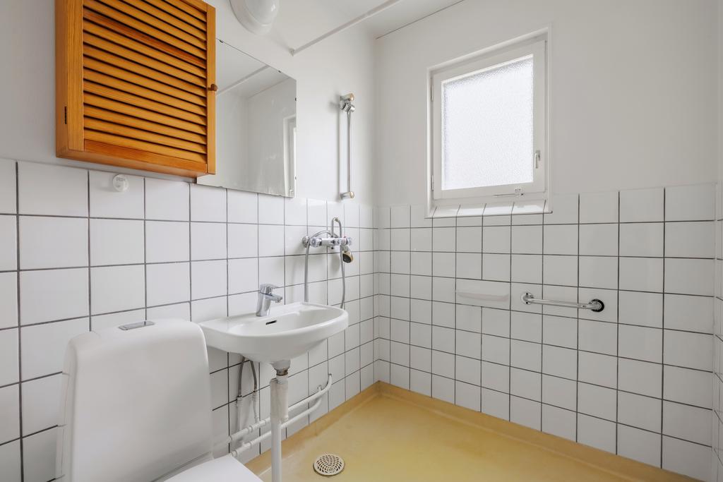 Det större badrummet med plats för badkar