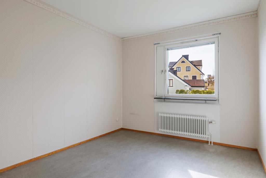 Sovrum med fönster mot gården
