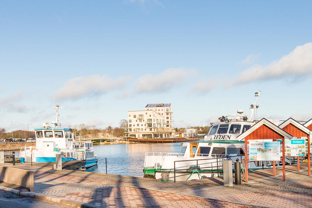 Ett stenkast bort ligger skärgårdsterminalen