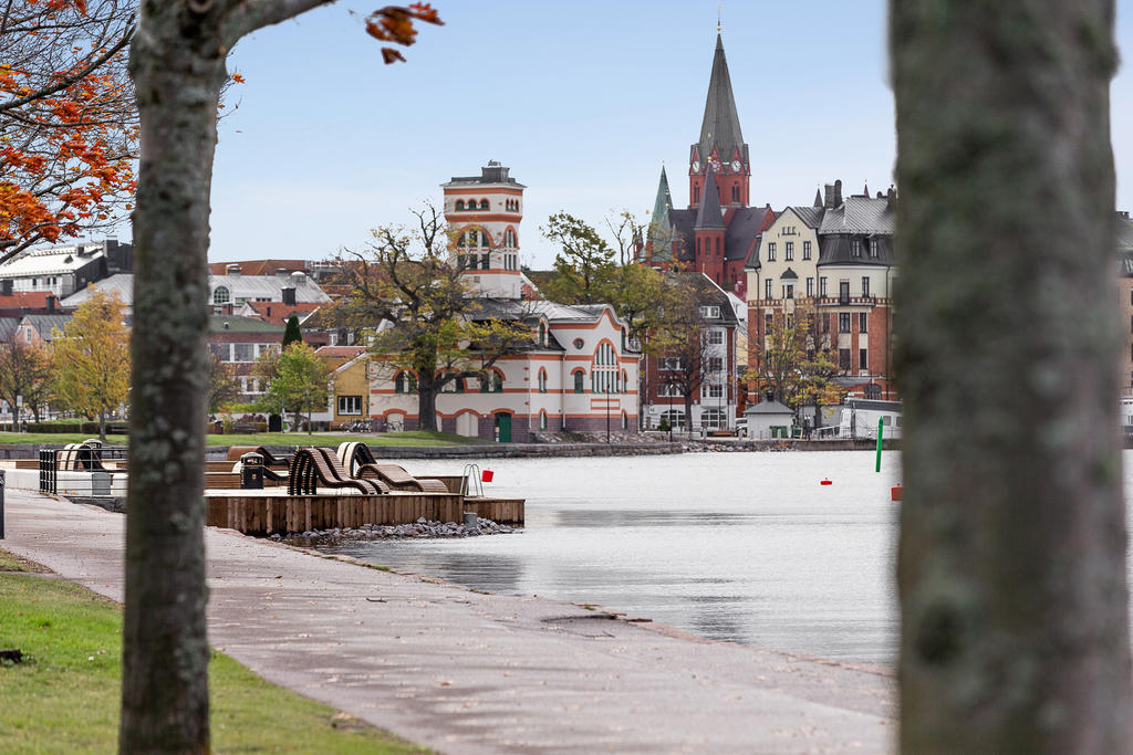 Vid myntbryggan kan man njuta av solnedgången i Gamlebyviken, eller ta sig ett dopp