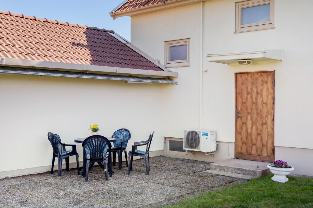 Uteplats nummer s mot garaget. 