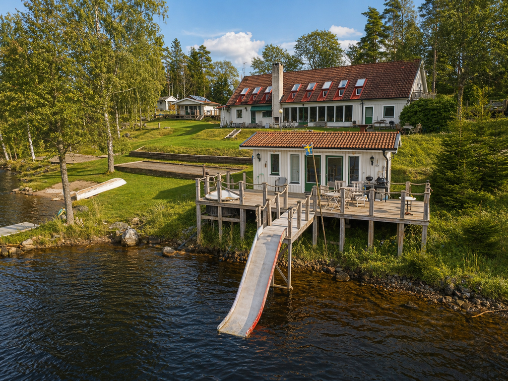 Stora huvudbyggnaden samt ytterligare 2 boningshus. 