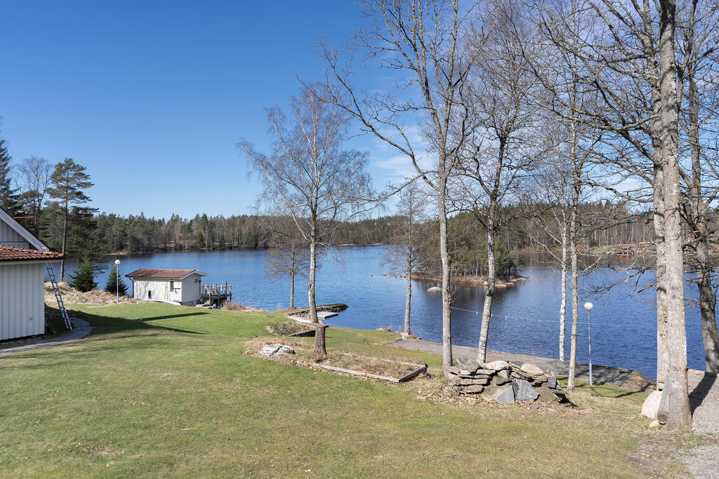 Lång strandremsa med bl.a. egen sandstrand. 