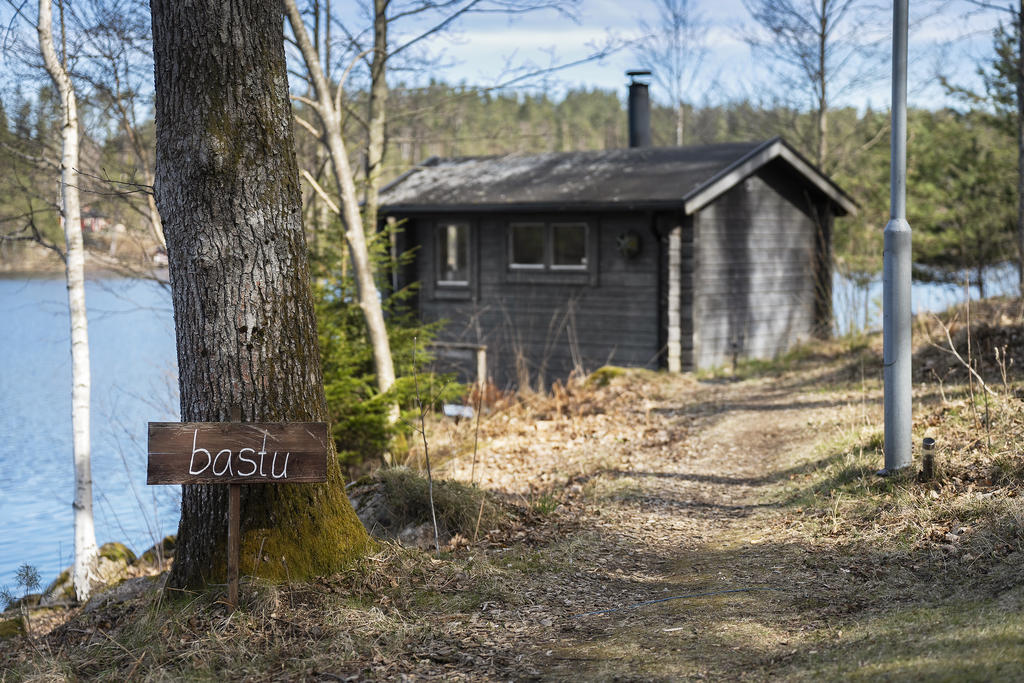 Vedeldad bastu med altan över vattnet. 