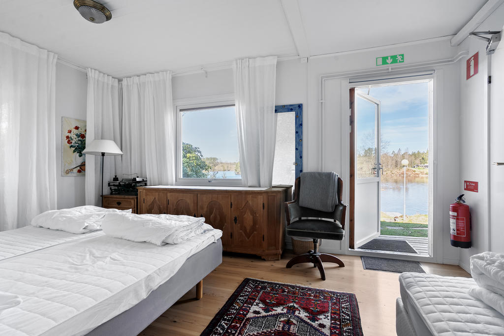 Sovrum på entréplan med badet utanför dörren.