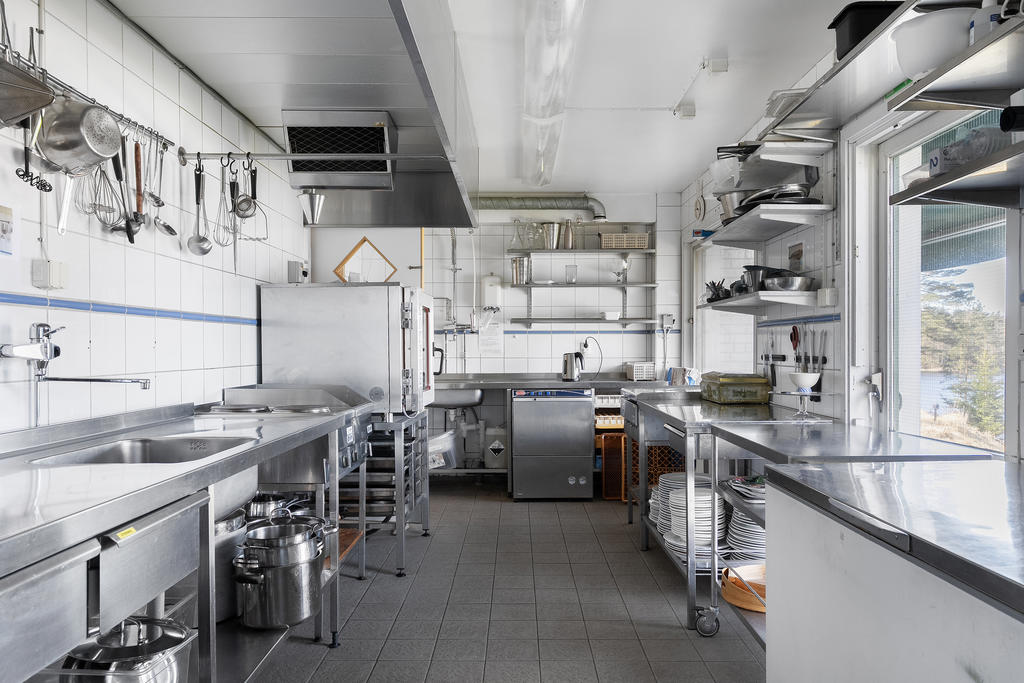 Stort välutrustat restaurangkök. 