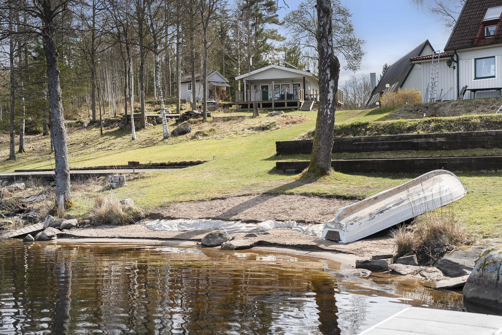 Sandstrand med en vy över flera av byggnaderna. 