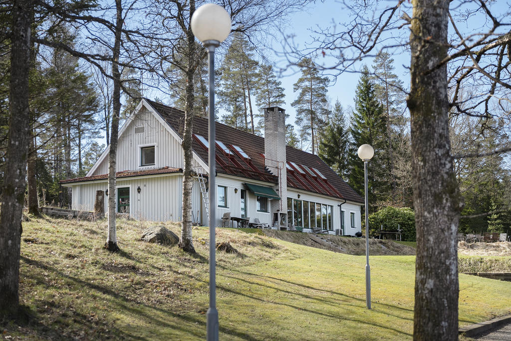 Bostadshuset. F.d. restaurang/hotell.