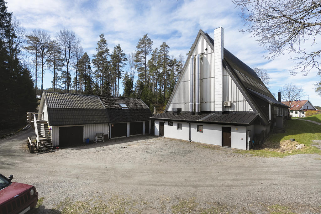 Baksidan med bl.a. 3-bilsgarage. 