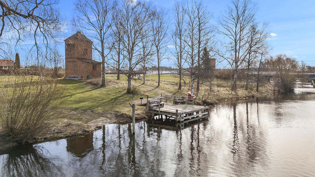 Promenadavstånd till ett dopp i Kolbäcksån efter ett pass i utegymmet