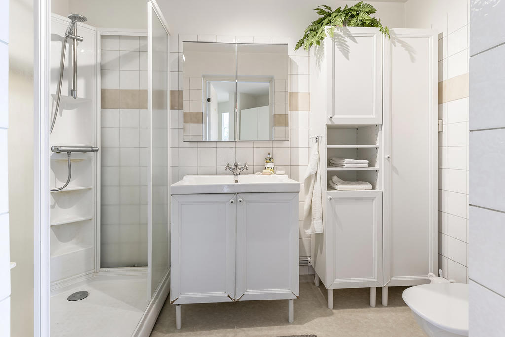 Badrum med duschkabin