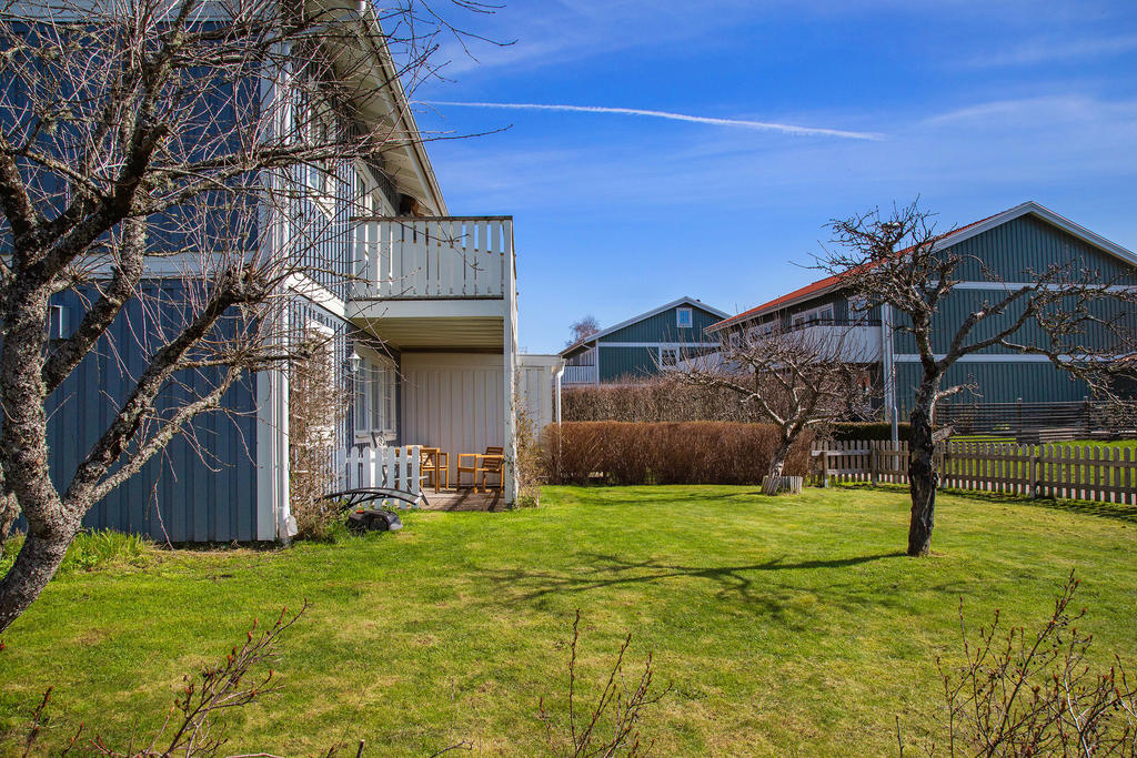 Mysig uteplats i härligt söderläge. Den installerade robotgräsklipparen med slinga ingår i köpet!