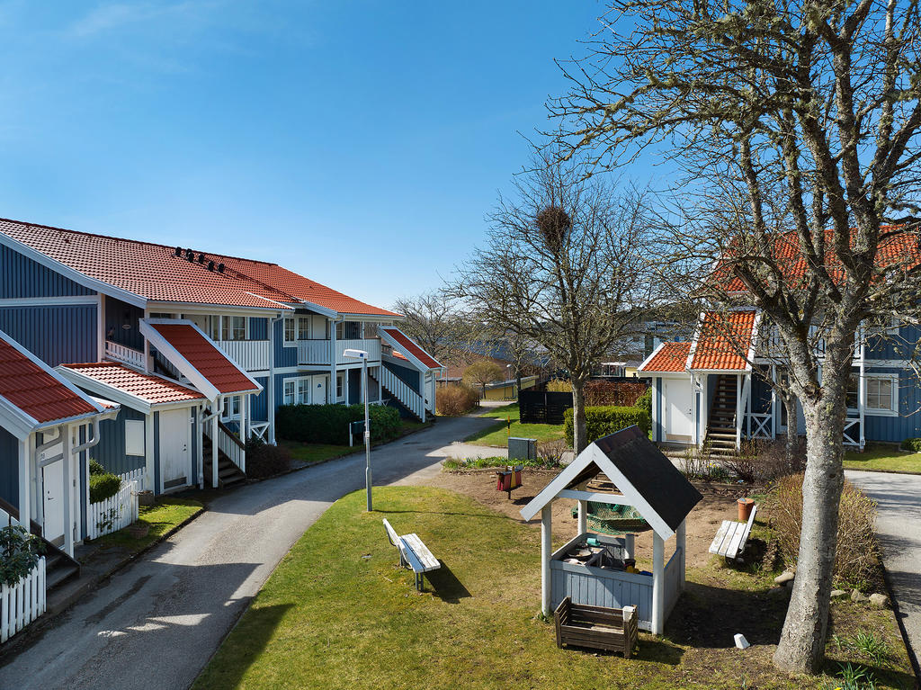 Strax intill lägenheten finns en lekplats med bland annat gunghäst, sandlåda och bänkar att sitta på