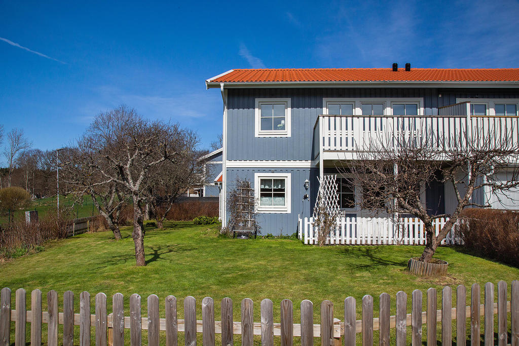 Här bor du i markplan med en lättskött och trivsam trädgård med befintliga träd samt möjlighet att plantera fler växter och blommor