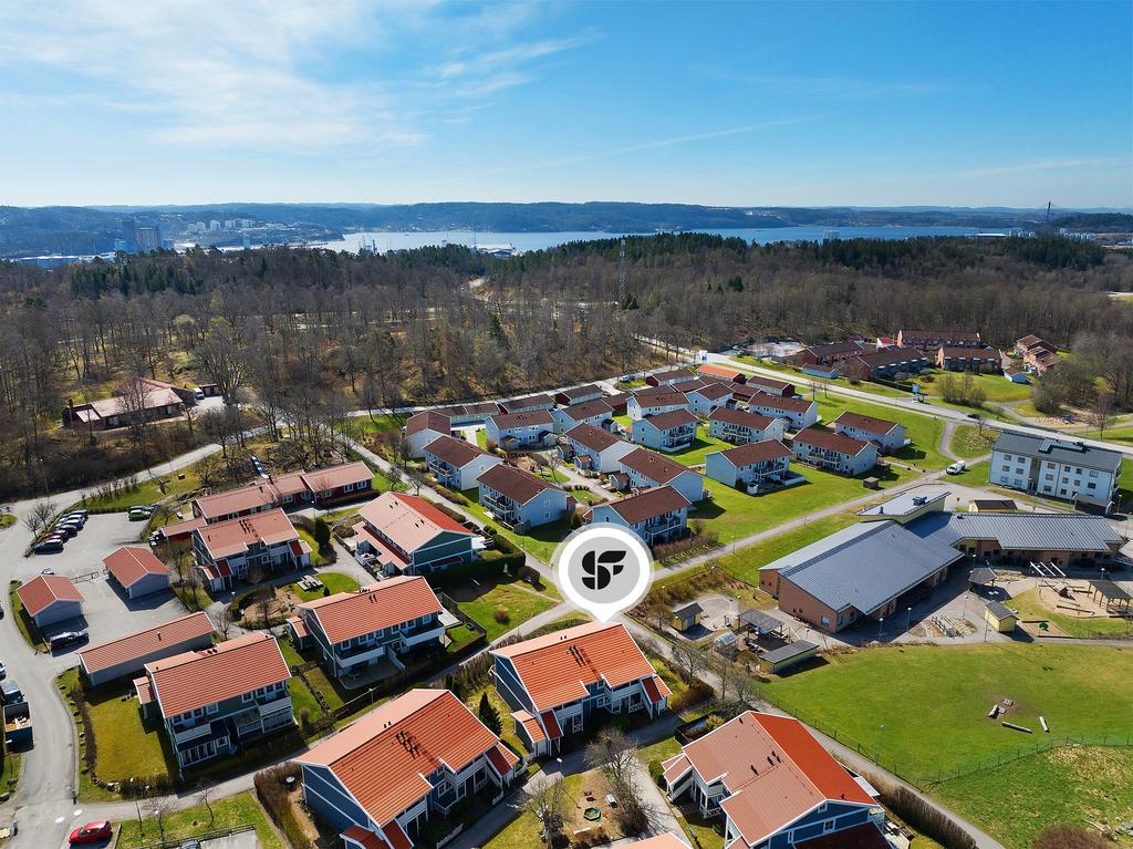 Nära förskola, skola och goda bussförbindelser till både centrum och Torp köpcentrum