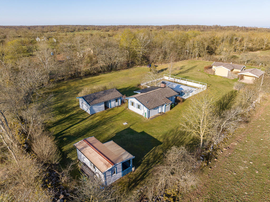 Välkomna till en fastigheten med stor tomt och flera byggnader